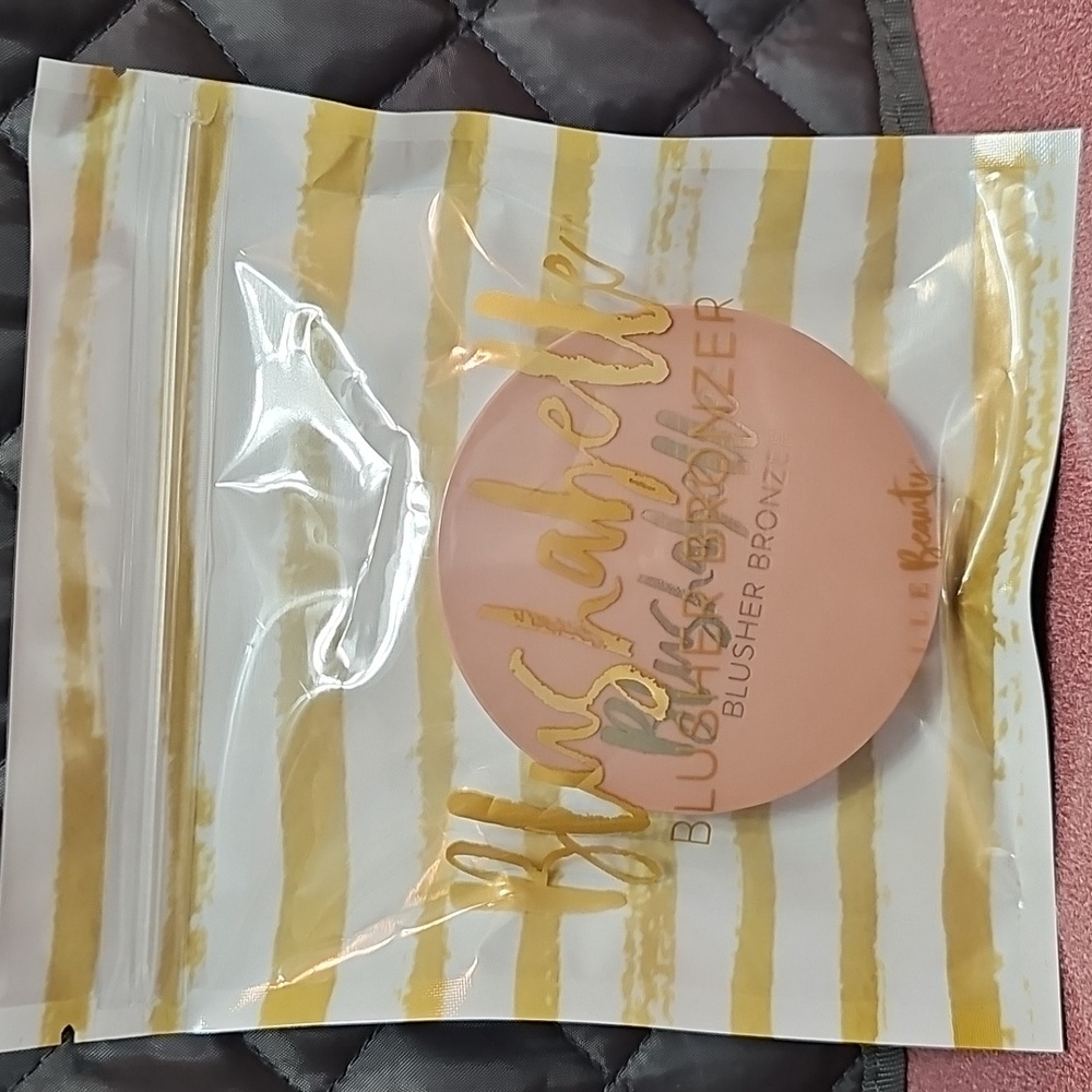 Belle Beauty by Kim Gravel Blushabelle Blusher Bronzer in Coral Crush.